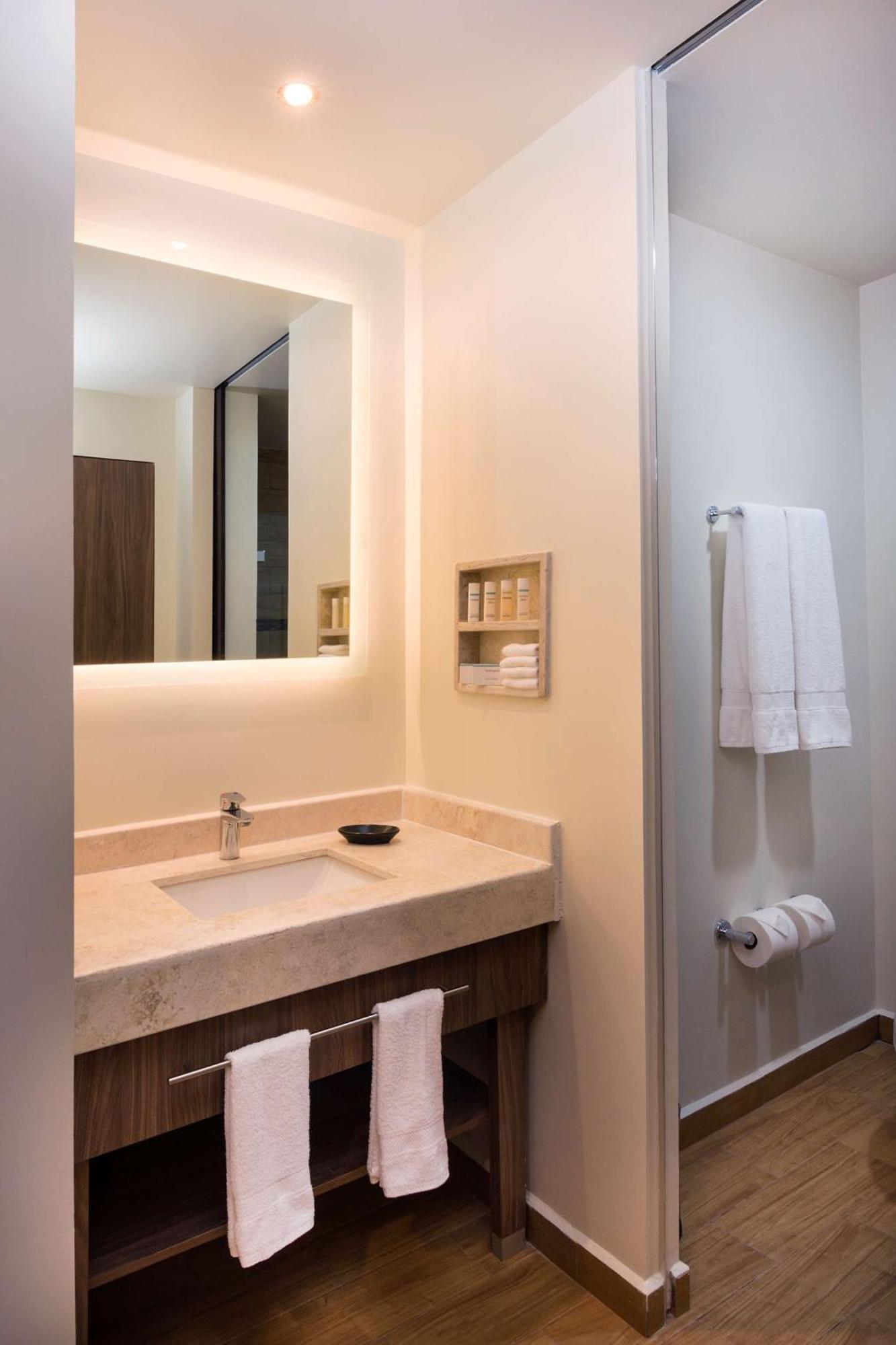 Hampton Inn & Suites By Hilton Salamanca Bajio מראה חיצוני תמונה